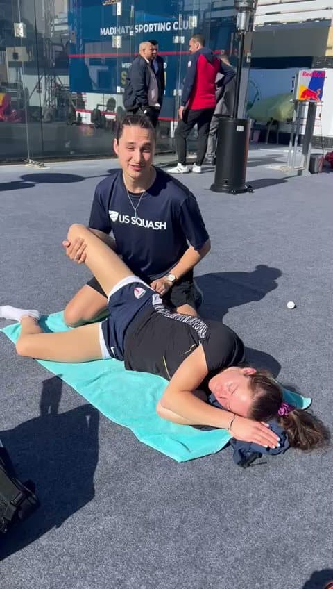 El Dr. Kaye tratando a un atleta como quiropráctico de Team USA Squash