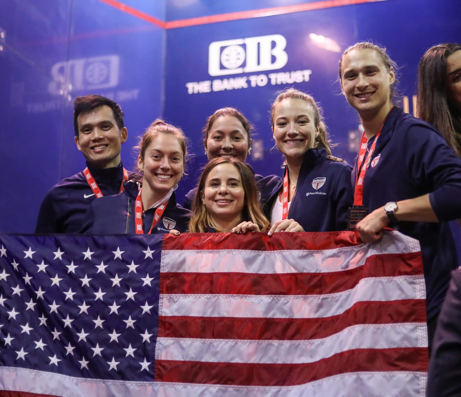 El Dr. Kaye con Team USA Squash y la bandera de EE. UU. en el Campeonato Mundial
