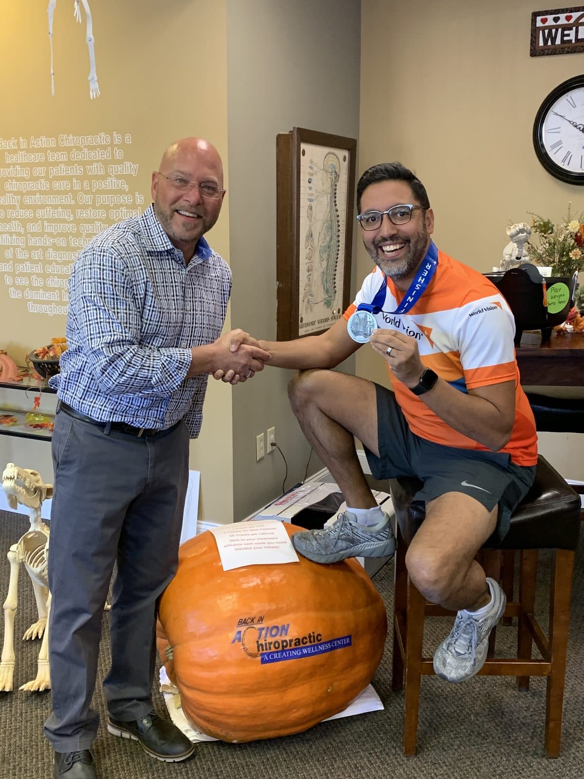 El Dr. Chandler felicitando a un corredor de maratón en la clínica